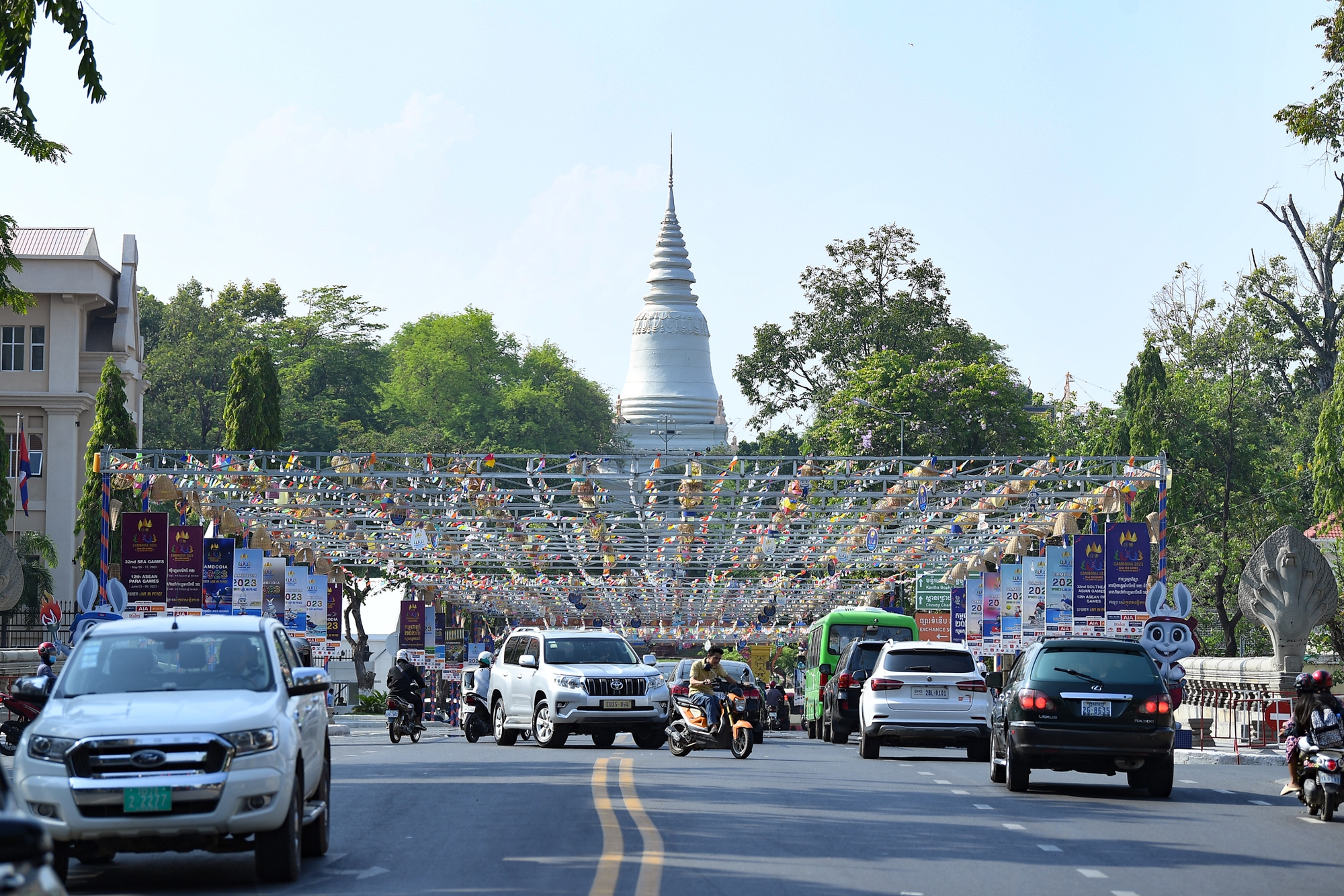 Đường phố Phnom Penh rực rỡ sắc màu sẵn sàng cho lễ khai mạc SEA Games 2023 - Ảnh 4.