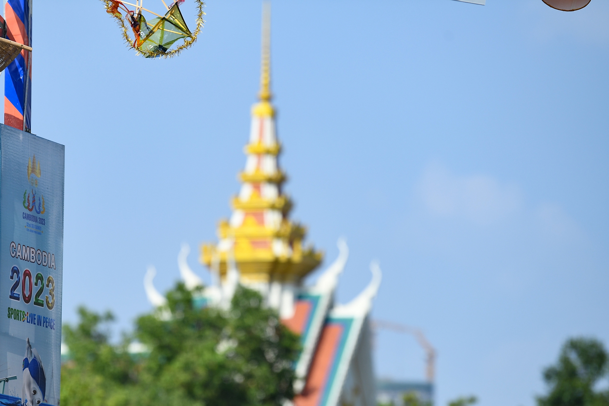 Đường phố Phnom Penh rực rỡ sắc màu sẵn sàng cho lễ khai mạc SEA Games 2023 - Ảnh 5.