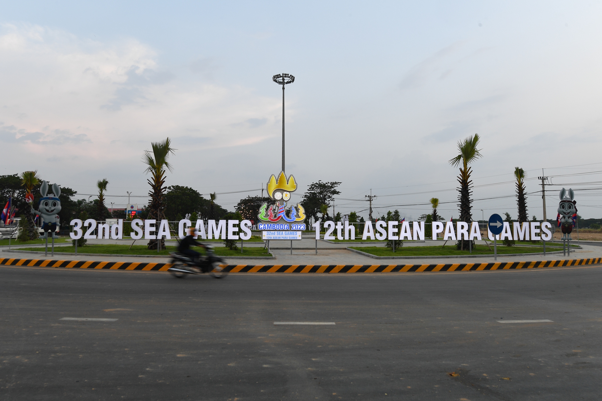 Đường phố Phnom Penh rực rỡ sắc màu sẵn sàng cho lễ khai mạc SEA Games 2023 - Ảnh 9.