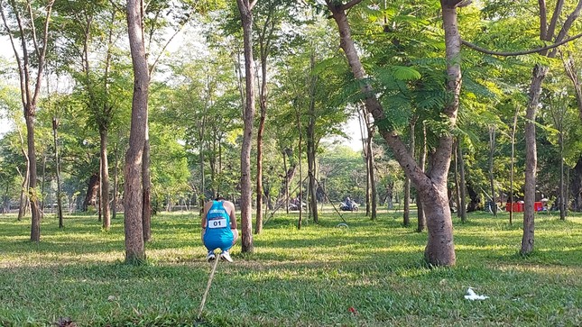 Khó hiểu VĐV nhập tịch của chủ nhà Campuchia đang dẫn đầu đường chạy lại bỏ cuộc vào rừng ngồi - Ảnh 2.