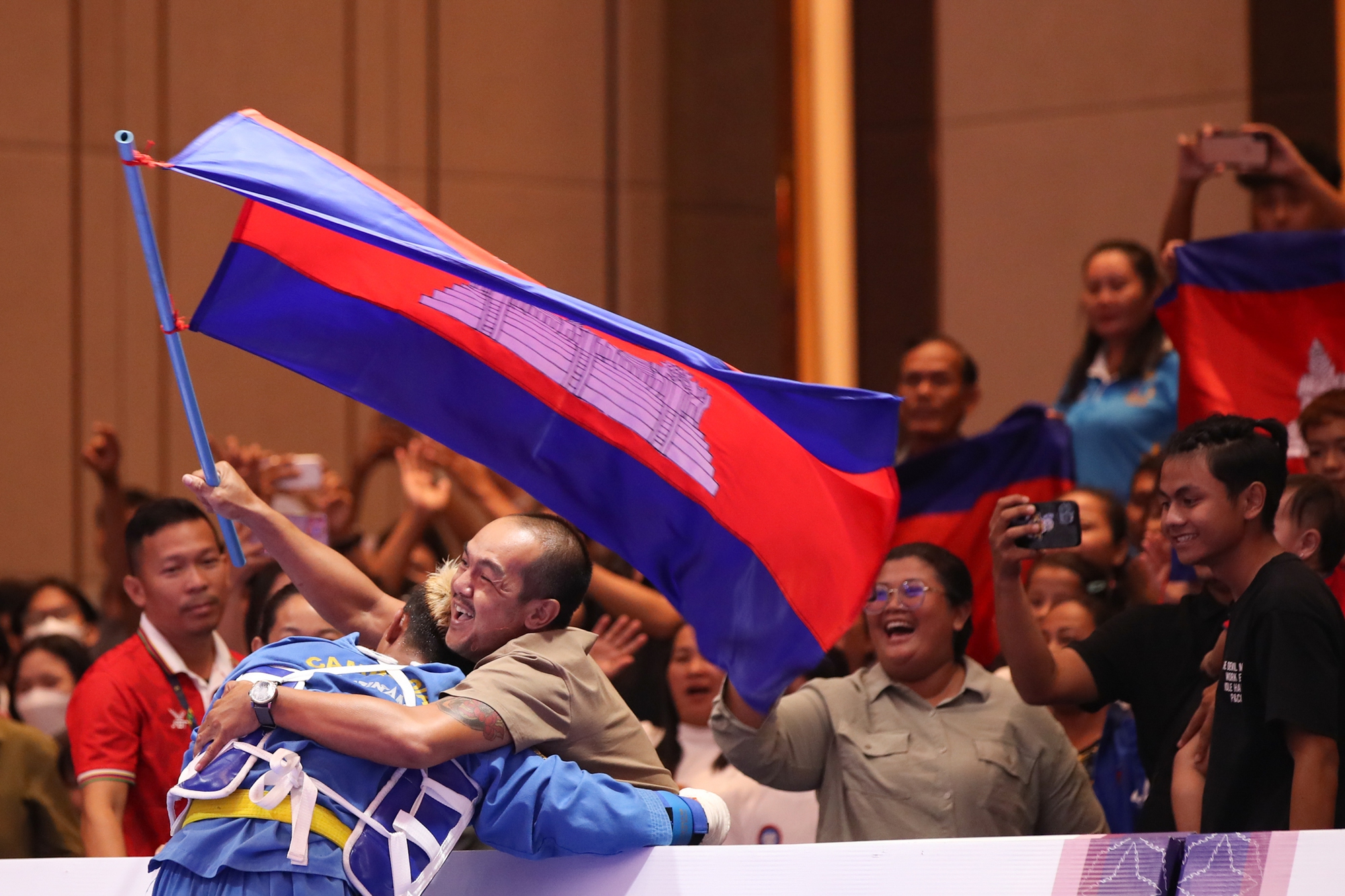 Vượt qua võ sĩ Việt, con trai &quot;vua Kun Khmer&quot; Campuchia hạ đối thủ Thái Lan để giành huy chương vàng - Ảnh 9.
