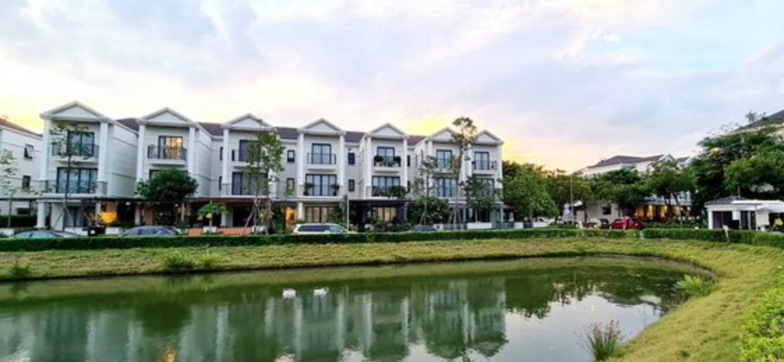 Khối tài sản kếch xù của Sơn Tùng: Sống tại villa view sông 50 tỷ, sở hữu xe sang chỉ dành cho giới nhà giàu - Ảnh 12.