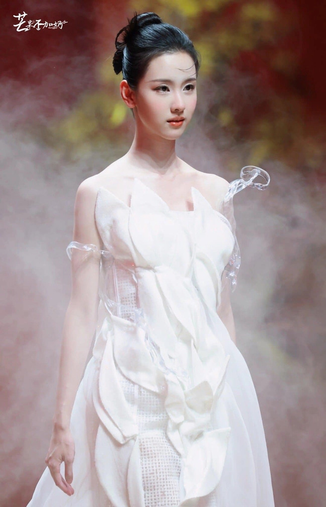 “Ác nữ đẹp nhất Trung Quốc” Trần Đô Linh tiến thẳng vào showbiz nhờ 1 tấm ảnh chứng minh thư, vừa ra mắt đã sánh đôi cùng Dương Dương - Ảnh 6.