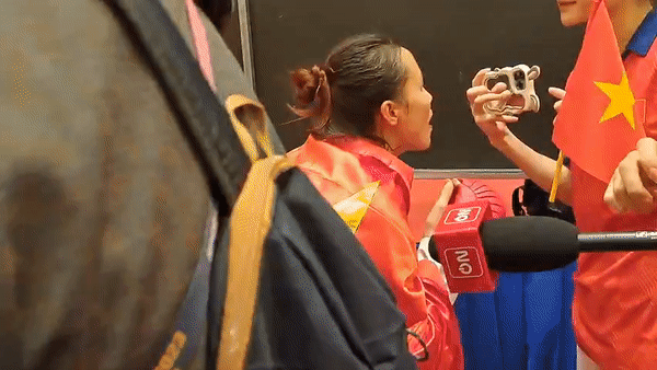 Góc đáng yêu: Vừa giành HCV SEA Games, nữ võ sĩ Việt Nam vội vàng… tô son để trả lời phỏng vấn - Ảnh 1.
