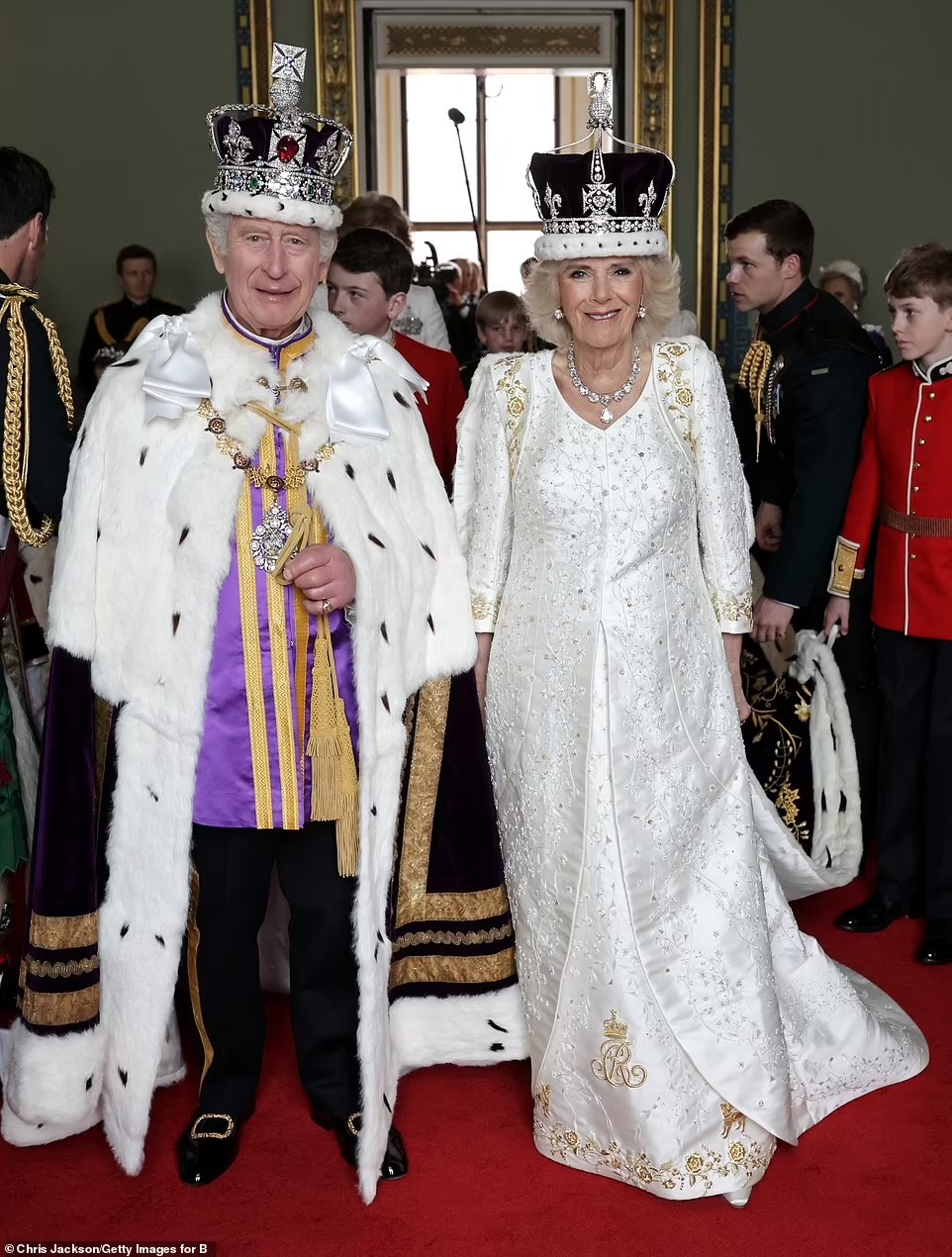 Chùm ảnh hậu trường hiếm hoi của Vua Charles và Vương hậu Camilla trên ban công Cung điện Buckingham, những góc nhìn chưa từng thấy - Ảnh 4.