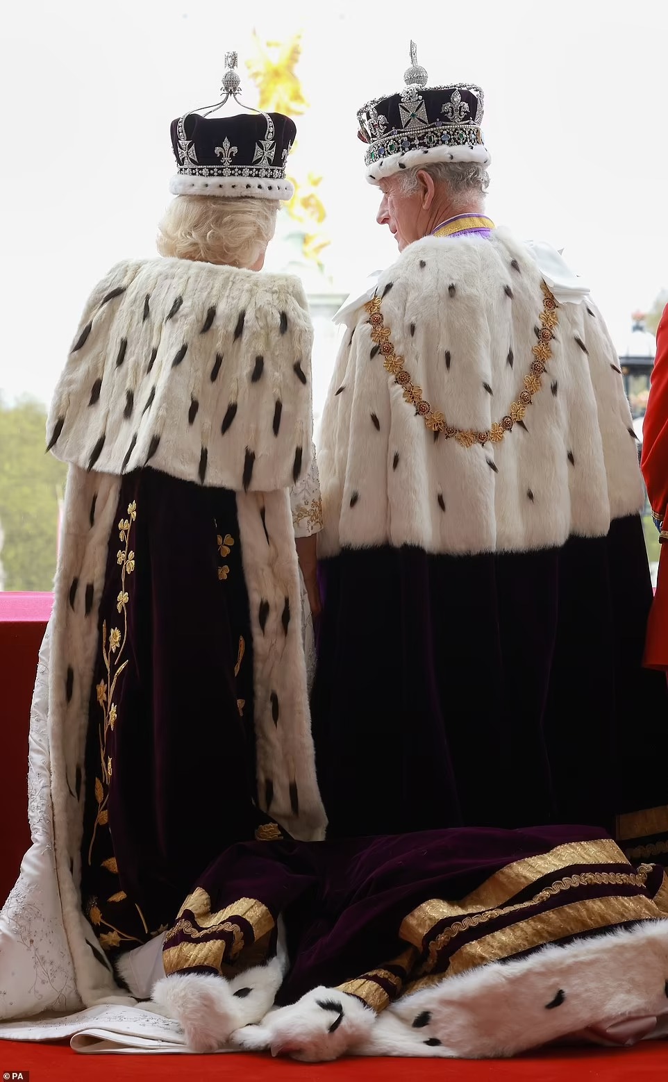 Chùm ảnh hậu trường hiếm hoi của Vua Charles và Vương hậu Camilla trên ban công Cung điện Buckingham, những góc nhìn chưa từng thấy - Ảnh 3.