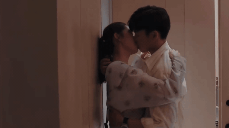 Cặp đôi 'Tình yêu anh dành cho em' hôn ngọt xỉu, netizen rần rần: Người trưởng thành cần xem cảnh này