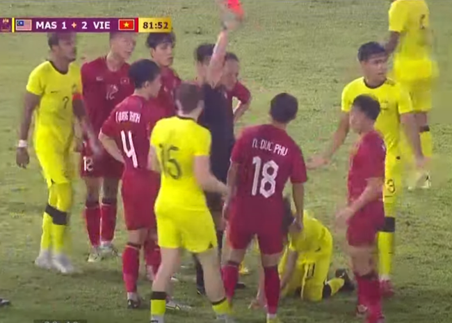 Góc quay rõ nhất tình huống cầu thủ U22 Malaysia đánh nguội với Thanh Nhàn, nhận thẻ đỏ thích đáng - Ảnh 4.