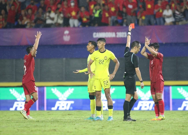 Liên tiếp đá xấu 22 Việt Nam, Malaysia nhận 2 thẻ đỏ đầy cay đắng từ trọng tài lập kỷ lục thế giới - Ảnh 3.