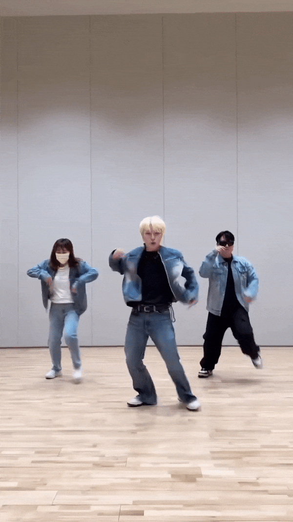 Độc lạ Kpop: 1 nam idol mời hẳn bố mẹ nhảy cùng nhưng khả năng vũ đạo mới gây bất ngờ - Ảnh 3.