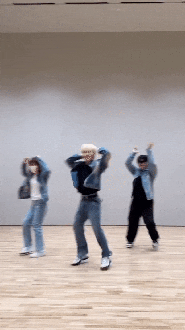 Độc lạ Kpop: 1 nam idol mời hẳn bố mẹ nhảy cùng nhưng khả năng vũ đạo mới gây bất ngờ - Ảnh 4.