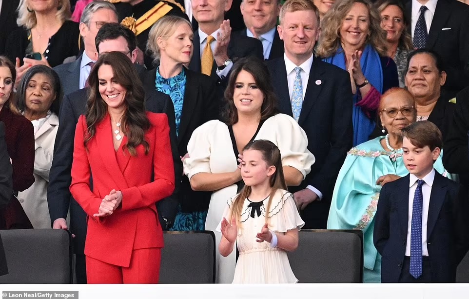 Thành viên Hoàng gia Anh quẩy nhiệt trong buổi hòa nhạc mừng đăng quang, công chúa Charlotte chiếm trọn sự chú ý từ người hâm mộ - Ảnh 3.