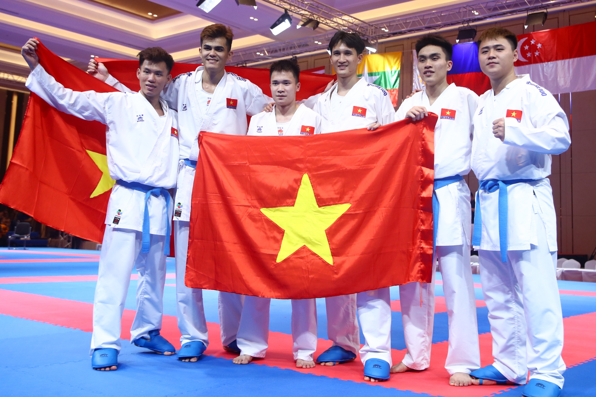 Giành vàng sau 6 năm chờ đợi, võ sĩ Việt được đồng đội dìu lên bục nhận huy chương - Ảnh 5.