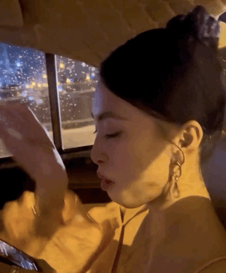 Vừa lên tiếng vụ hẹn hò đại gia, Hoa hậu Tiểu Vy lại bật khóc nức nở khiến khán giả bàn tán - Ảnh 2.