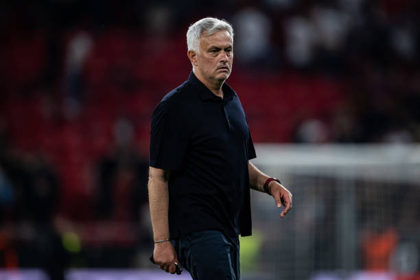 Mourinho để ngỏ tương lai sau thất bại ở chung kết Europa League