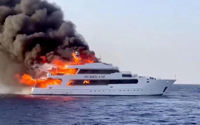 Du thuyền bốc cháy dữ dội tại Biển Đỏ, 3 du khách Anh mất tích - Ảnh 1.