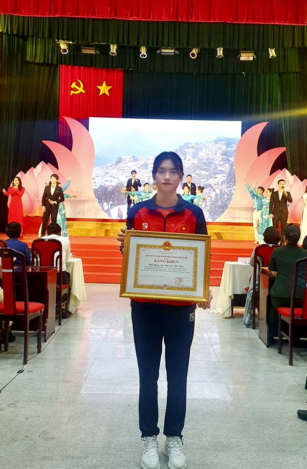 Chủ tịch Hà Nội khen thưởng nữ võ sĩ đầu tiên của Việt Nam giành ngôi Á quân giải Boxing nữ thế giới 2023 - Ảnh 2.