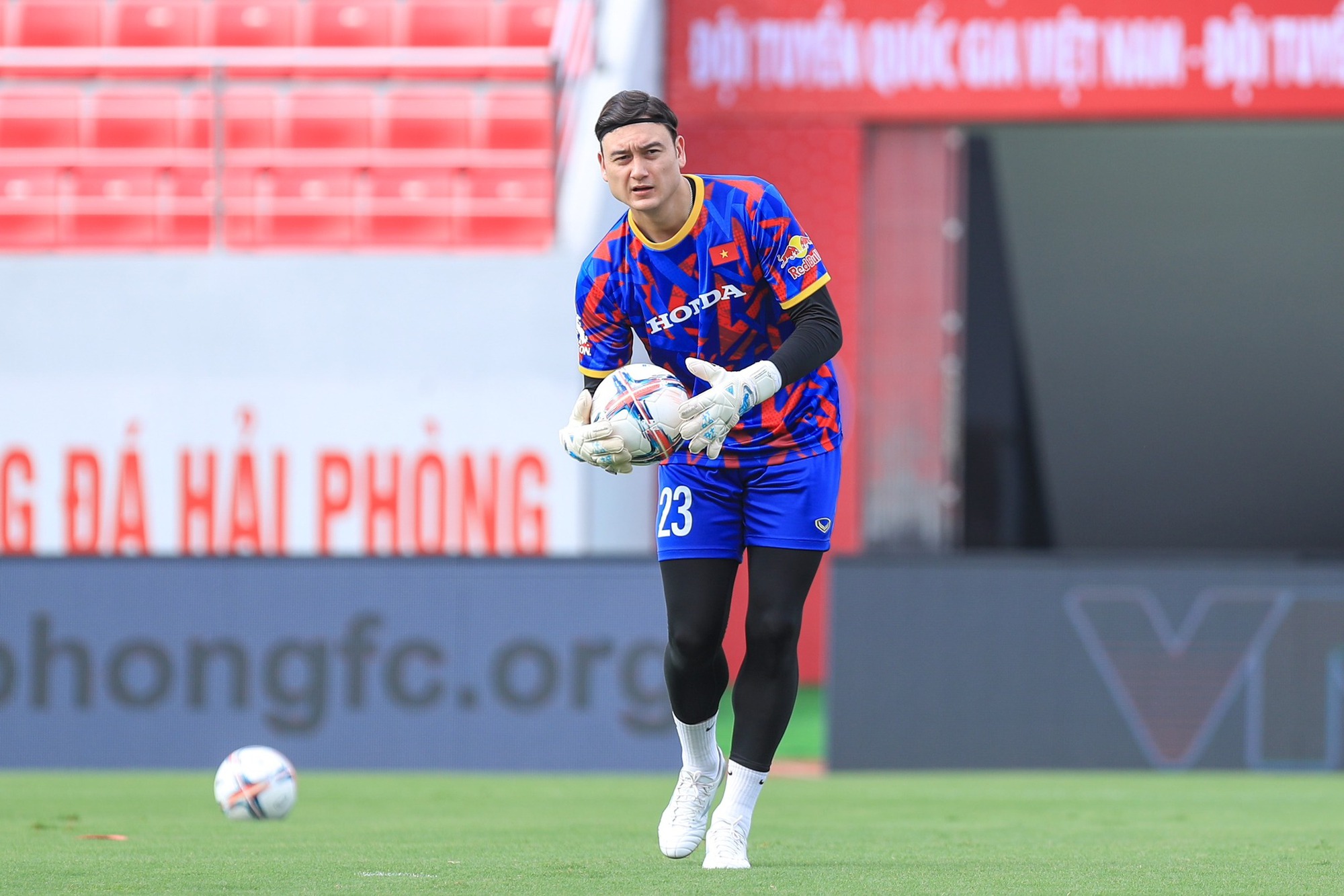 ヴァン・ラムはベトナム代表チームへの復帰中に負傷した。 写真: ミン・ダン