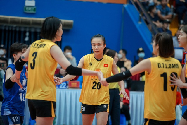 Tú Linh (số 20) là trong những nhân tố chủ chốt của tuyển bóng chuyền nữ Việt Nam hiện tại