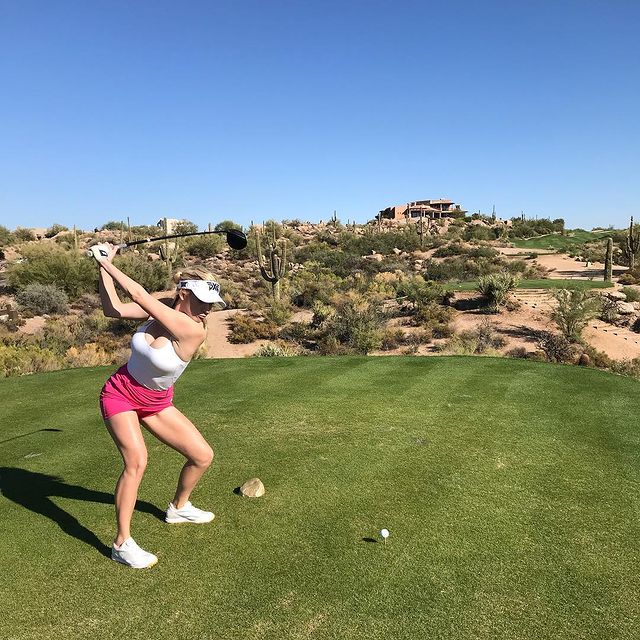 Nữ golfer nóng bỏng Paige Spiranac: Từ cô bé sợ giao tiếp trở thành mỹ nhân có lượng người theo dõi hơn cả Tiger Woods - Ảnh 3.
