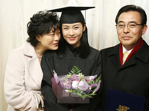 ‘Hoàng hậu Ki’ Ha Ji Won cô độc ở tuổi 45, từng bị nghi ‘giật bồ’ Song Hye Kyo - Ảnh 9.