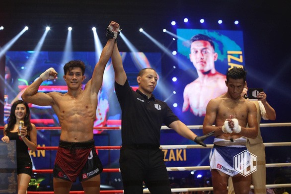 Nguyễn Trần Duy Nhất thắng áp đảo võ sĩ Malaysia, được CĐV khen ngợi vì đánh nương tay khi đối thủ phế 1 chân - Ảnh 4.