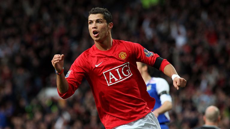 Ronaldo trở thành cầu thủ tuổi teen đầu tiên của MU khoác lên mình chiếc áo số 7