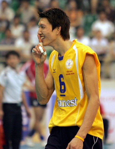 Ngô Văn Kiều là huyền thoại bóng chuyền nam Việt Nam, hiện vẫn còn thi đấu cho CLB Sanest Khánh Hòa dù đã 39 tuổi
