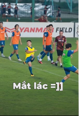 Quang Hải thể hiện tuyệt kỹ chuyền bóng đẳng cấp lừa Quốc Việt và Hải Huy trước mắt HLV Troussier - Ảnh 3.