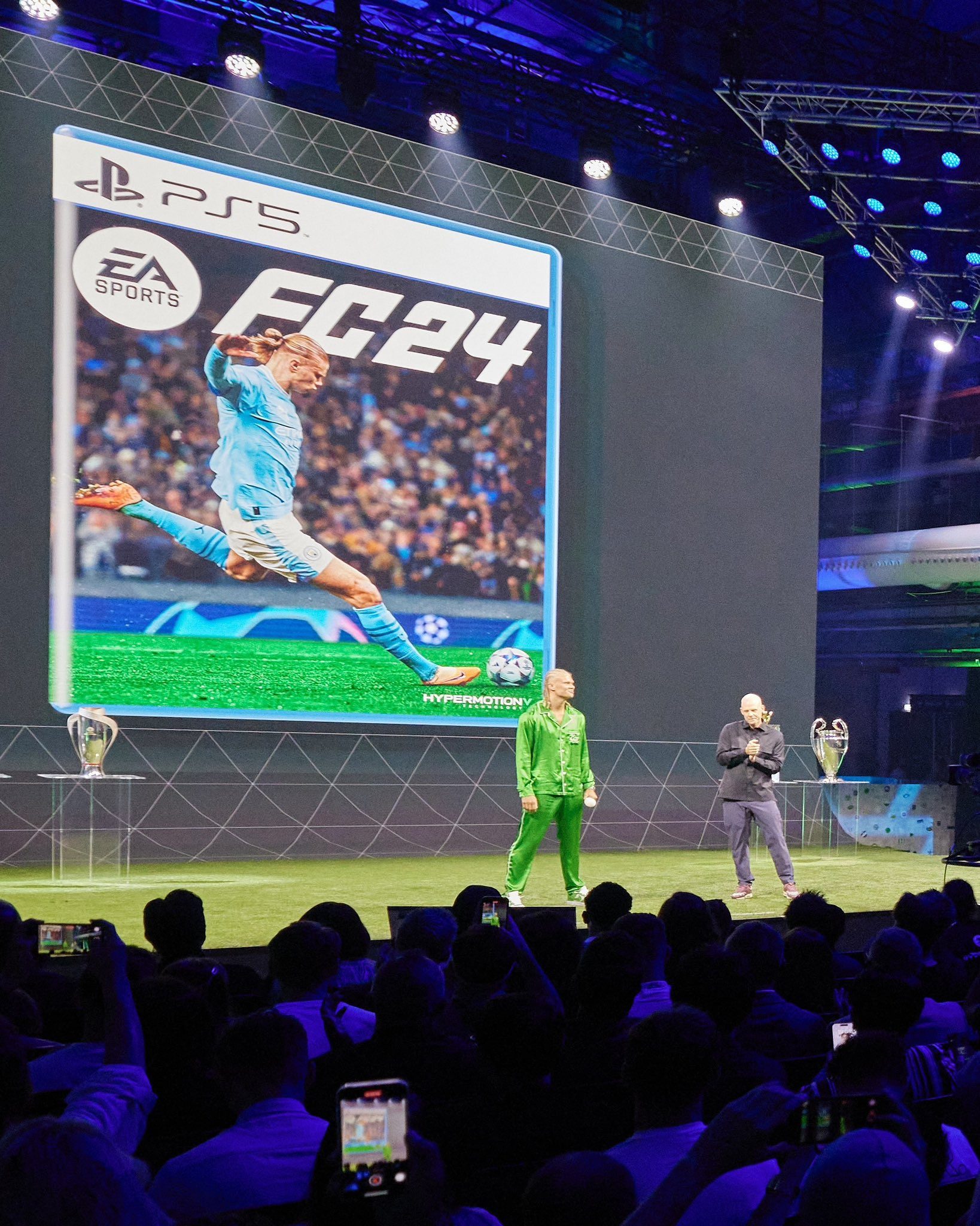 Haaland trình làng kiểu tóc mới tại sự kiện ra mắt của EA Sports FC24 - Ảnh 10.