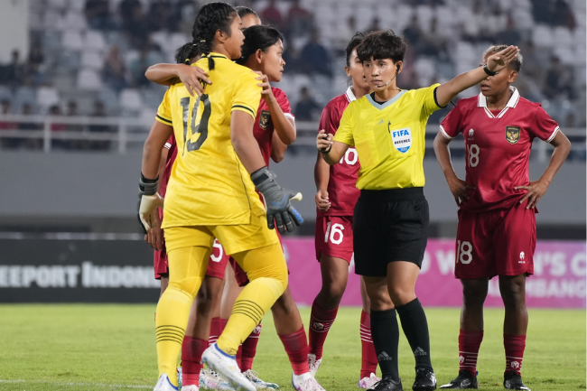 Trọng tài Việt Nam rút thẻ đỏ với cầu thủ Indonesia ngay phút thứ 3, HLV xứ vạn đảo chỉ trích sau thất bại 1-7 - Ảnh 3.