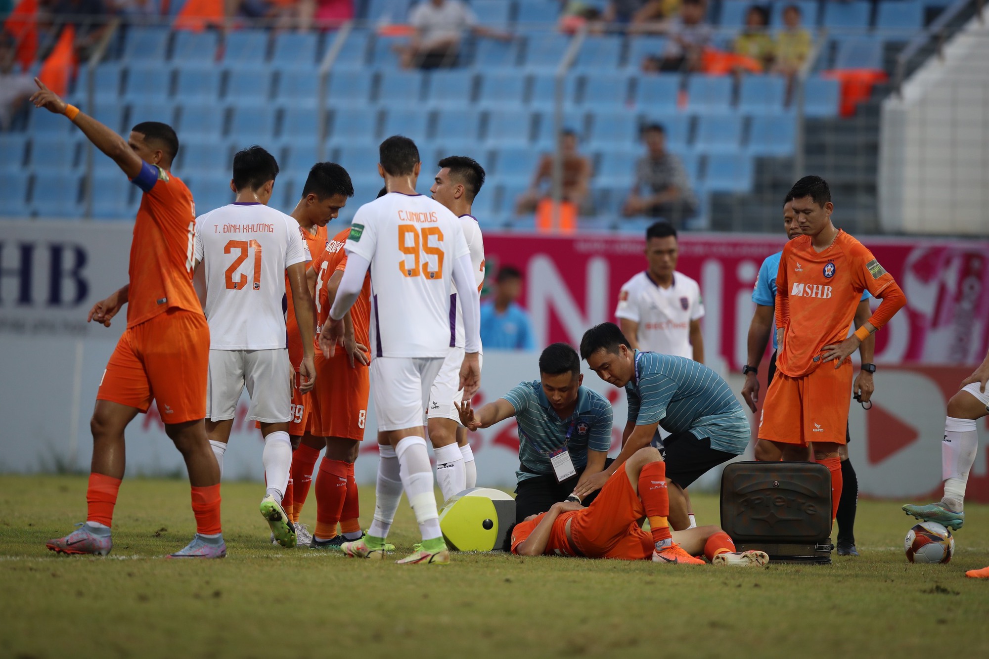Va chạm kinh hoàng ở V-League: Cầu thủ Đà Nẵng vào viện sau khi lĩnh trọn  đầu gối của thủ môn đối phương
