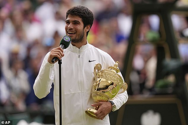 Alcaraz hạnh phúc, Djokovic rơi lệ sau trận chung kết Wimbledon kịch tính - Ảnh 2.