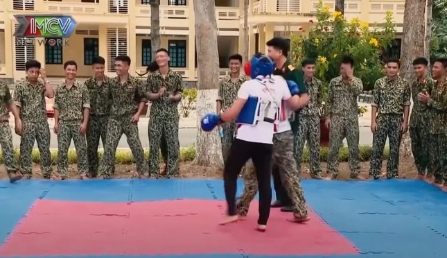 Nguyễn Trần Duy Nhất lĩnh giáo võ đặc công trong trận đấu đặc biệt, khiến mọi người phải võ tay vì hành động cực đẹp của mình - Ảnh 3.