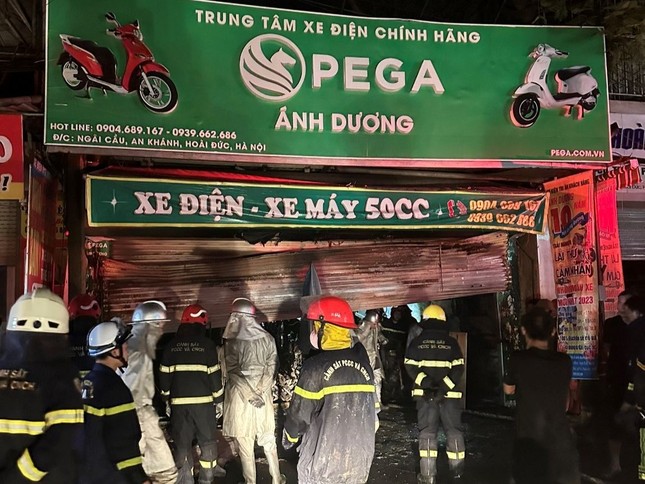 Hà Nội: Cháy cửa hàng kinh doanh xe đạp, xe máy điện làm 3 người tử vong - Ảnh 1.