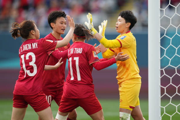 Thủ môn Kim Thanh và trung vệ Diễm My (số 13) chơi xuất sắc trước tuyển Mỹ