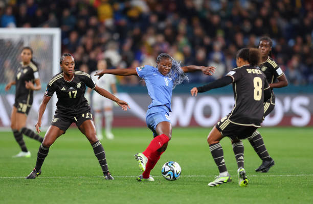 Tuyển nữ Jamaica (áo đen) cầm hòa Pháp 0-0 trong trận ra quân ở bảng F, World Cup nữ 2023