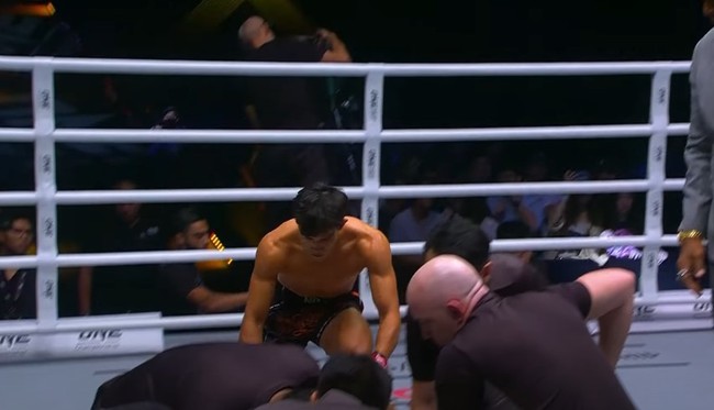 Thắng nhà vô địch Nhật Bản thuyết phục, Nguyễn Trần Duy Nhất quỳ gối trước đối thủ khiến tất cả bất ngờ - Ảnh 4.