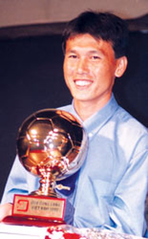 Danh thủ Trần Công Minh: Từ thầy giáo tương lai trở thành hậu vệ xuất sắc nhất lịch sử bóng đá Việt - Ảnh 4.