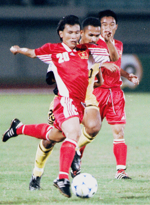Danh thủ Trần Công Minh: Từ thầy giáo tương lai trở thành hậu vệ xuất sắc nhất lịch sử bóng đá Việt - Ảnh 2.