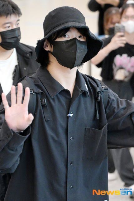 Lại dấy lên lo ngại về an toàn của idol ở sân bay sau trải nghiệm 'đáng sợ' của Jungkook BTS - Ảnh 3.