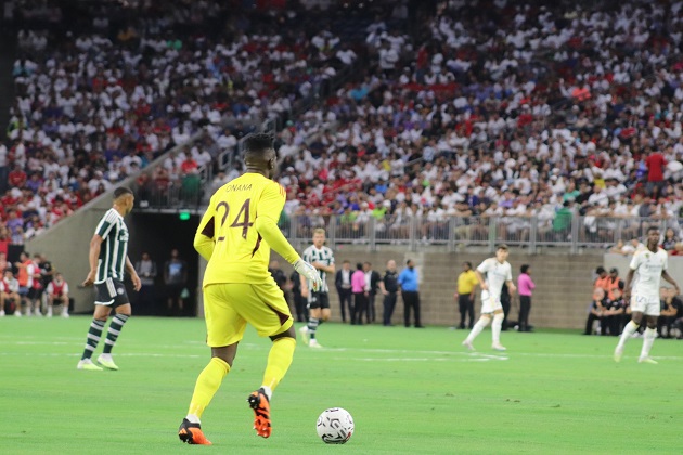 Onana nhận 2 bàn thua trong trận ra mắt MU, fan phấn khích vì khả năng chơi chân - Ảnh 3.