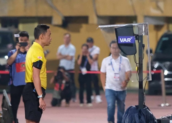 Trọng tài Ngô Duy Lân tham khảo VAR ở trận Viettel vs Hà Tĩnh