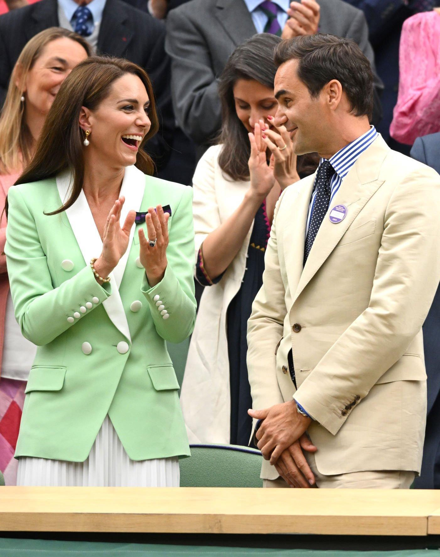 Roger Federer được sự chào đón nồng nhiệt khi trở lại Wimbledon sau giải nghệ - Ảnh 12.