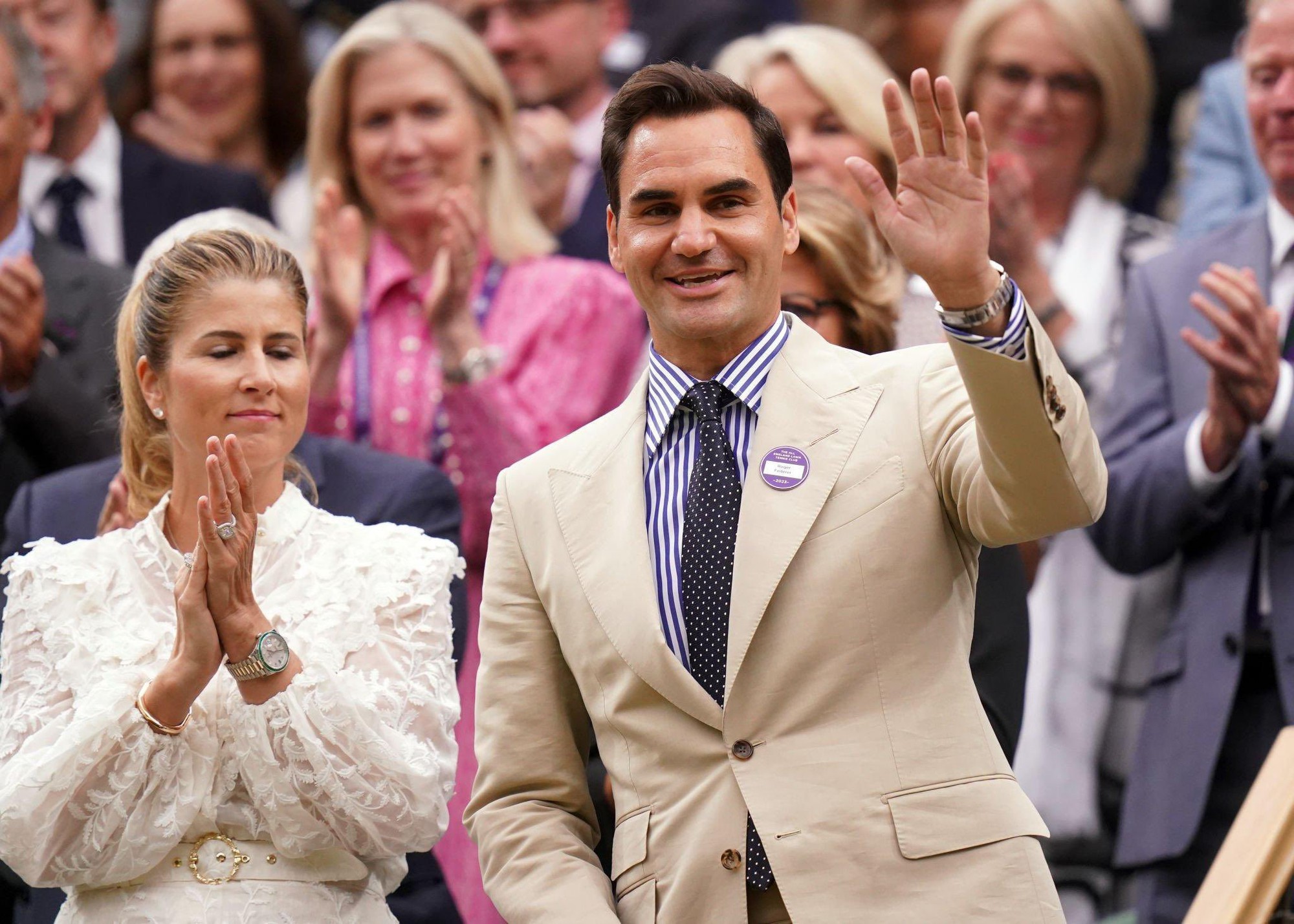 Roger Federer được sự chào đón nồng nhiệt khi trở lại Wimbledon sau giải nghệ - Ảnh 2.