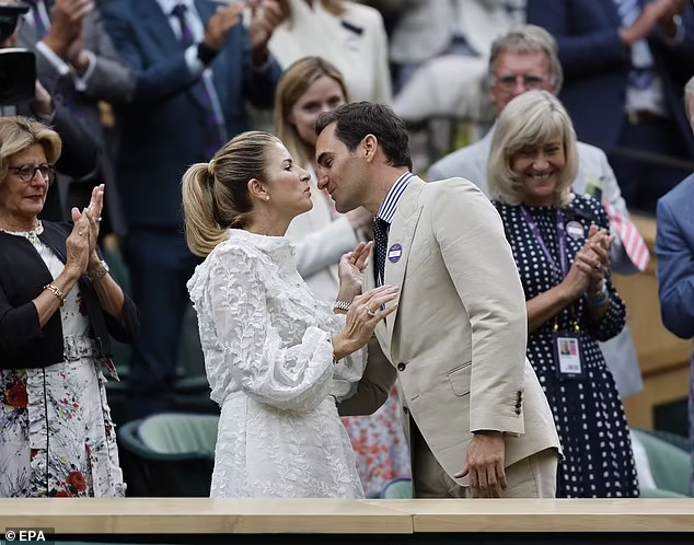 Roger Federer được sự chào đón nồng nhiệt khi trở lại Wimbledon sau giải nghệ - Ảnh 8.