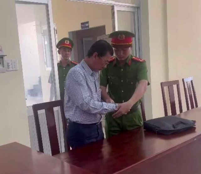 Bình Thuận: Bắt tạm giam bác sĩ làm giả giấy khám sức khỏe - Ảnh 1.