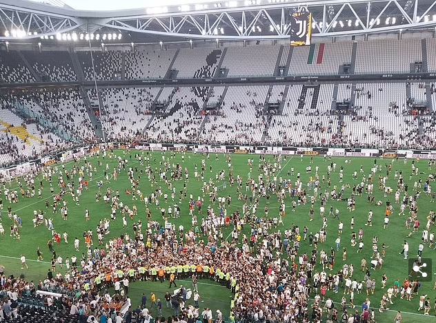 Lukaku bị fan Juventus 'xua đuổi' trong trận giao hữu - Ảnh 3.