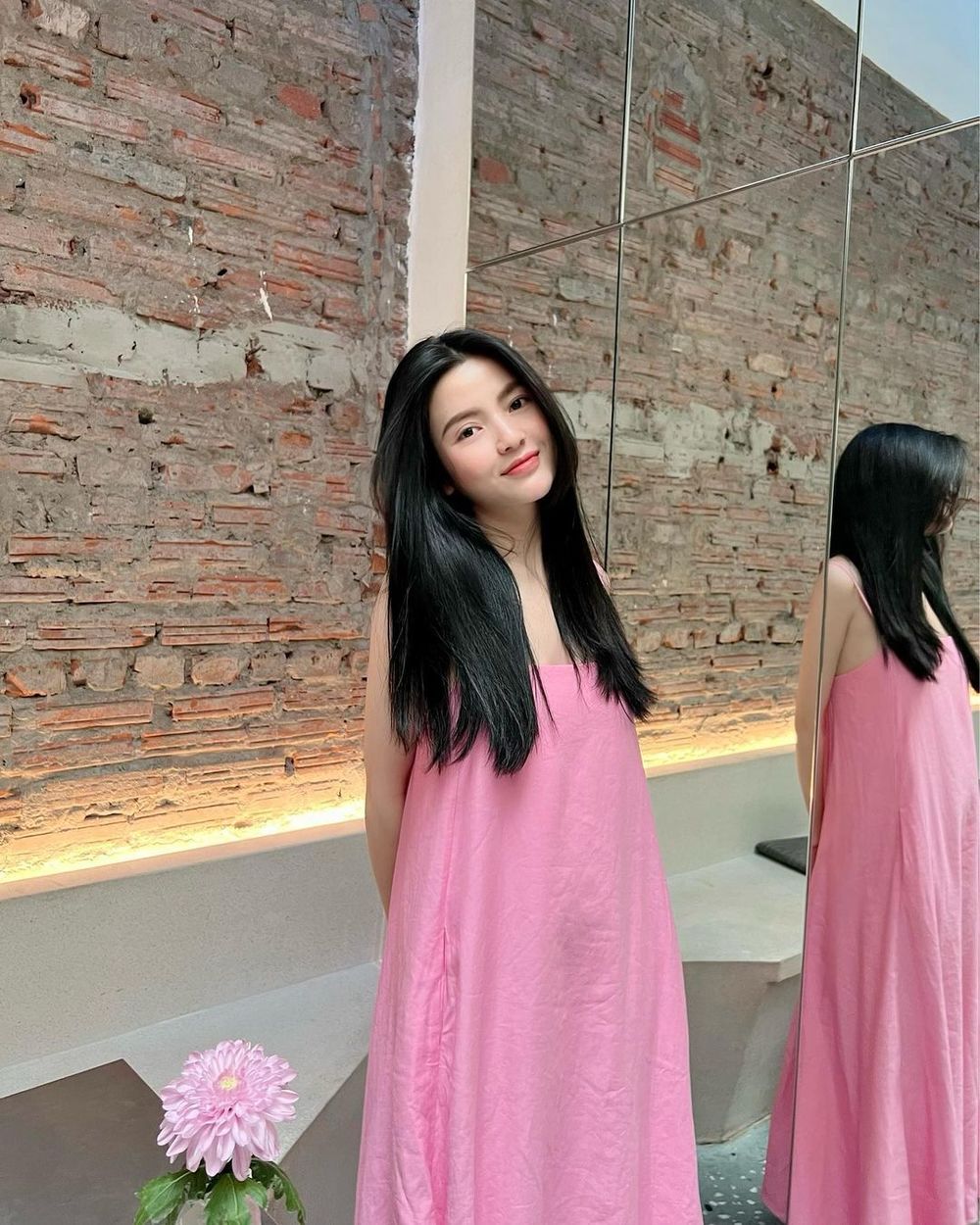 Style đời thường của bạn gái Quang Hải: Mê áo tank top, trang phục tôn &quot;núi đôi&quot; - Ảnh 8.