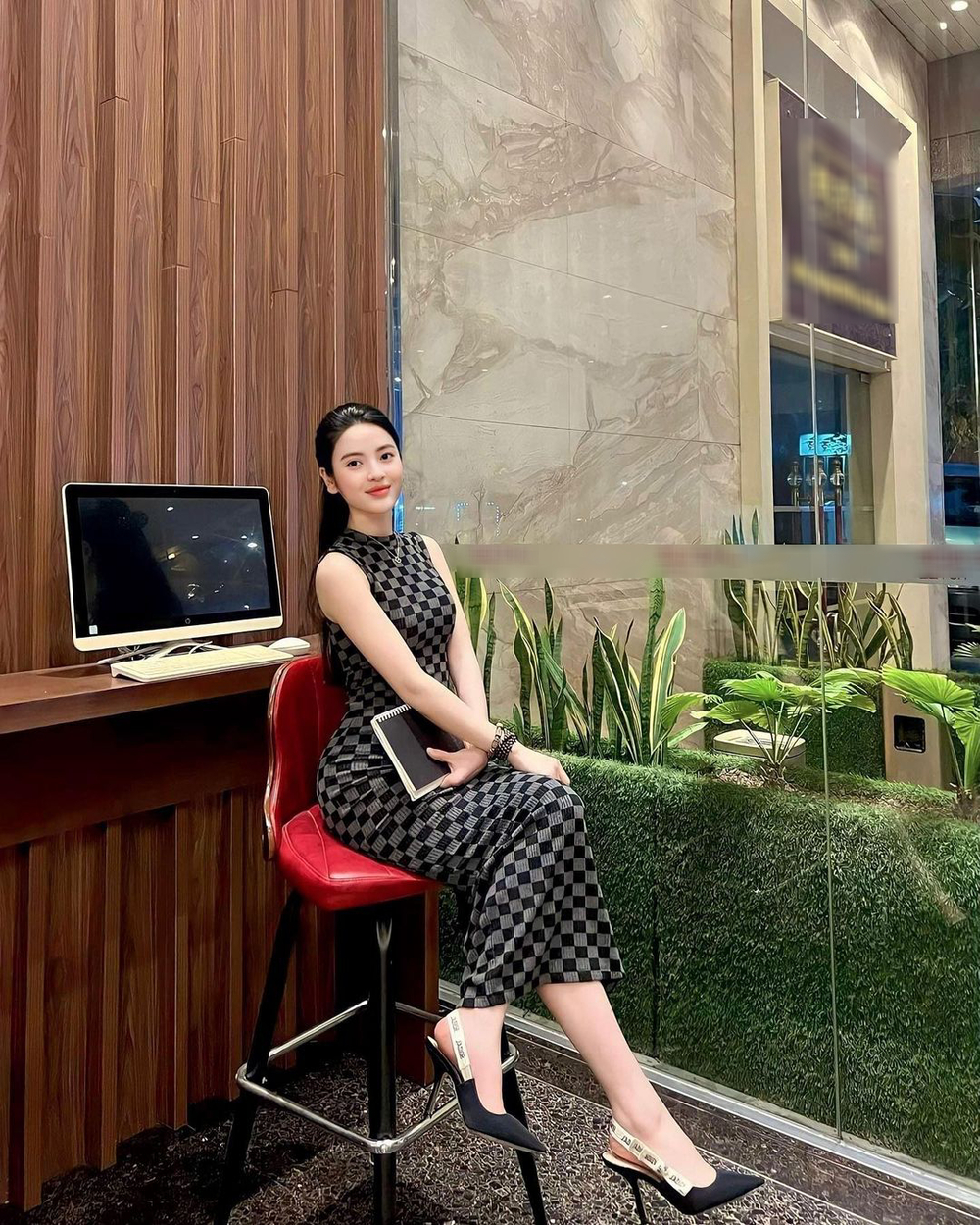 Style đời thường của bạn gái Quang Hải: Mê áo tank top, trang phục tôn &quot;núi đôi&quot; - Ảnh 12.